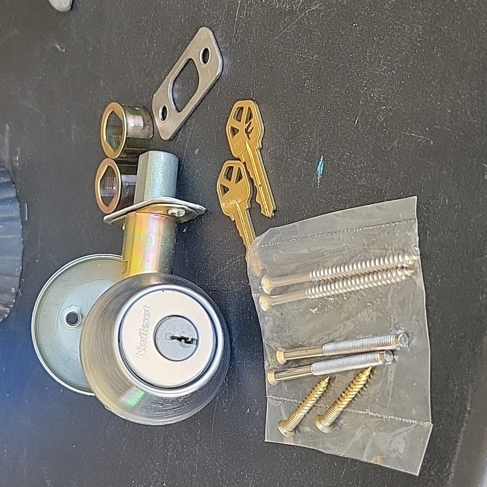 Kwikset  Used Deadbolt Door Single Cylinder Lock With 2 Keys